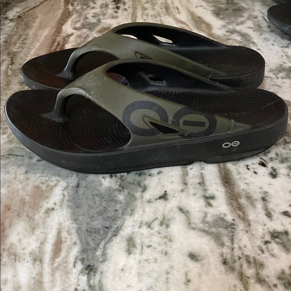 OOFOS Olive and Black Recovery Sandals